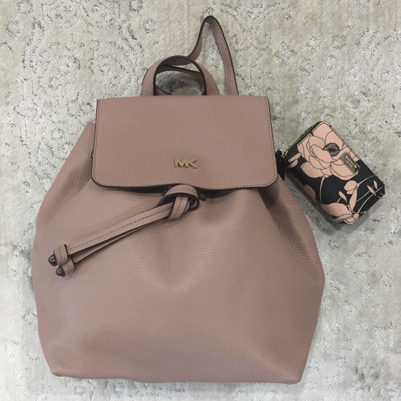 MICHAEL KORS JUNIE MD FLAP LEATHER BACKPACK 🎒 - Picture 5 of 7